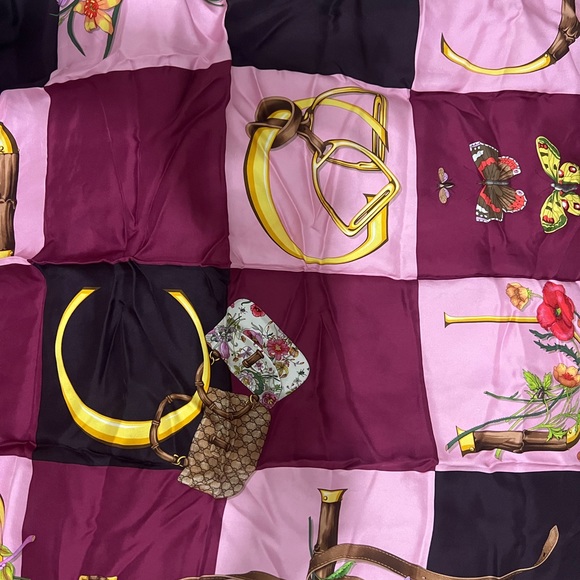 Used Gucci scarf in very good condition with no box - Picture 3 of 7